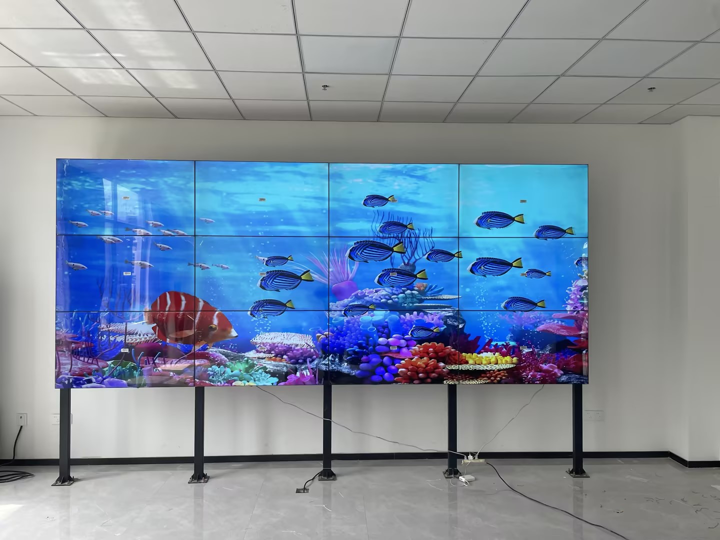 55寸3*4拼接屏落地支架安裝完成！